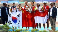 Yayah/Julianti naik podium peringkat tiga, di bawah peraih medali emas China Rui Ju/Lin Xinyu yang mengemas waktu 7 menit 55,50 detik.