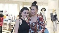 Dia memilih menjadi pebisnis agar bisa lebih mengurus putri semata wayangnya yang cantik. Foto: Dok. Instagram/_dianapungky_