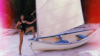 Seakan hendak berlayar, ini gaya foto Shanina saat jogging di pinggir pantai Los Angeles dan bertemu perahu. (shaninamshaik/Instagram)