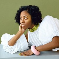 Tubuh berbulu tidak seharusnya menjadi sesuatu yang salah atau menjijikan. Majalah Allure pun mencoba membuktikannya dengan menampilkan rangkaian potret wanita yang tetap cantik meski punya lengan berbulu. Salah satunya Amber Venerable. Foto: Heather Hazzan/Allure