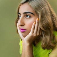 Ayqa Khan juga pernah mencukur bulu tangannya ketika remaja karena pengaruh budaya Asia Timur dan sang ibu yang punya salon kecantikan. Tapi sebenarnya wanita 22 tahun tersebut tidak menyukainya. Foto: Heather Hazzan/Allure