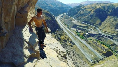 Gaya Traveling Reza Alipour, Si Tampan Atlet Speed Climbing Iran