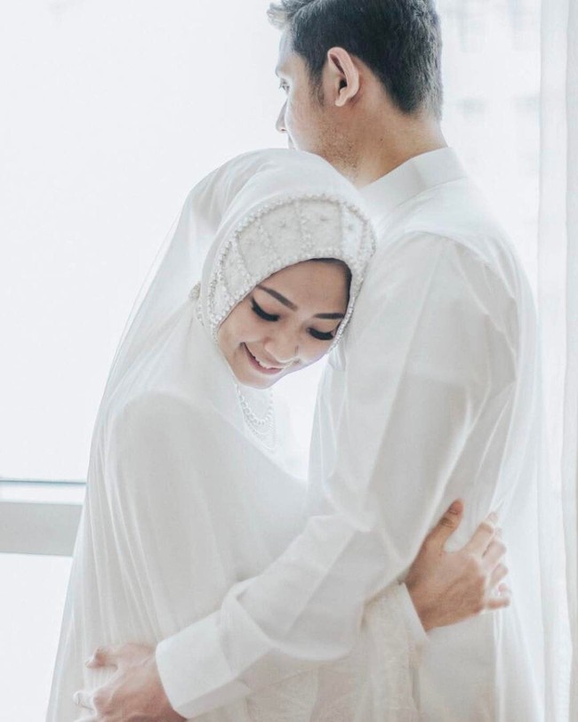 Saat menikah di Tanah Suci, Nurul tampil berbeda dengan khimar instan. Hijab instant berwarna putih itu tampak mewah dengan payet di bagian dahi. Foto: Instagram/nuurulzafitra