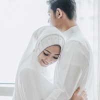 Saat menikah di Tanah Suci, Nurul tampil berbeda dengan khimar instan. Hijab instant berwarna putih itu tampak mewah dengan payet di bagian dahi. Foto: Instagram/nuurulzafitra