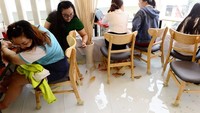 Kafe koi sebenarnya sudah lama jadi tren di Vietnam. Namun kafe milik Nguyen Duoc Hoa berbeda karena benar-benar menghadirkan kolam ikan koi sebagai ruangan bersantap kafe. Foto: Le Quan (Zing)