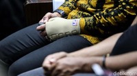 Jaksa menyebut uang itu dikumpulkan Apif, Asrul, dan Arfan dari berbagai rekanan proyek di Jambi. Zumi didakwa melanggar Pasal 5 ayat 1 huruf a Undang-Undang Nomor 31 Tahun 1999 sebagaimana diubah dengan Undang-Undang Nomor 20 Tahun 2001 tentang Pemberantasan Tindak Pidana Korupsi juncto Pasal 55 ayat 1 ke-1 KUHP dan Pasal 11 Undang-Undang Nomor 31 Tahun 1999 sebagaimana diubah dengan Undang-Undang Nomor 20 Tahun 2001 tentang Pemberantasan Tindak Pidana Korupsi juncto Pasal 55 ayat 1 ke-1 KUHP.