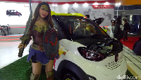Meski begitu, mahasiswa Fakultas Hukum, Univesitas Diponegoro Semarang harus dibantu seorang temanya agar kostum Wonder Woman bisa melekat pada tubuhnya. Foto: Ibnu Munsir/detikOto