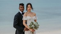 Shanina dan suami juga melangsungkan pernikahan di pantai lho! Duh, cinta pantai banget ya... (shaninamshaik/Instagram)
