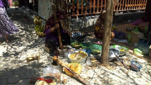 Keren, Ibu-Ibu di Ponorogo Bikin Abon untuk Korban Gempa Lombok