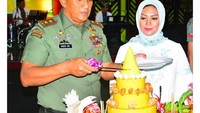 Artis 44 tahun ini sering menemani suaminya berkegiatan. Termasuk kala potong tumpeng dalam sebuah rangkaian acara di Kodam XIV Hasanuddin. Foto: Instagram bellasaphiraofficial