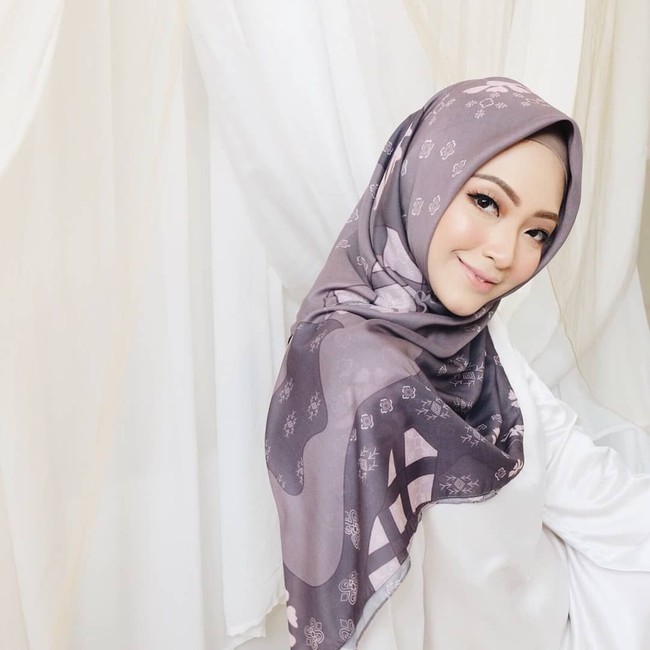 Setelah itu, tampaknya tawaran untuk menjadi model berlanjut. Baru-baru ini ia menjadi model salah saru brand hijab populer, Vanilla Hijab. Foto: Instagram/Vanilahijab