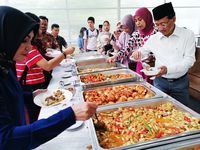 Makanan khas Idul Adha disajikan kepada hadirin