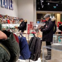 Pria di toko buku memiliki jaket dan postur tubuh yang sama. Foto: istimewa