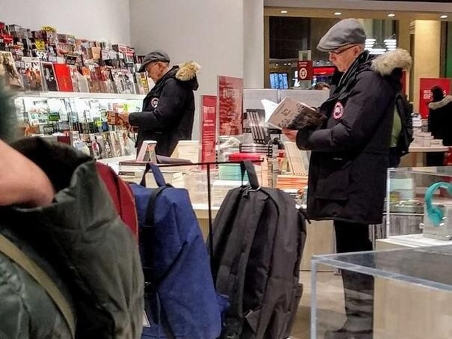 Pria di toko buku memiliki jaket dan postur tubuh yang sama. Foto: istimewa