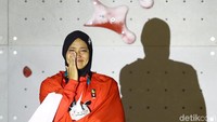 Aries Susanti Rahayu tak kuasa menahan tangis usai menerima medali emas.