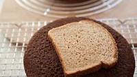 Agar lapisan kue tetap lembut, setelah dikeluarkan dari oven, bisa ditaruh potongan roti tawar. Foto: Istimewa