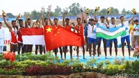 Indonesia finis di bawah pedayung China 6 menit 28.07 detik. Sementara tempat ketiga ditempati Uzbekistan dengan waktu 6 menit 38.40 detik.