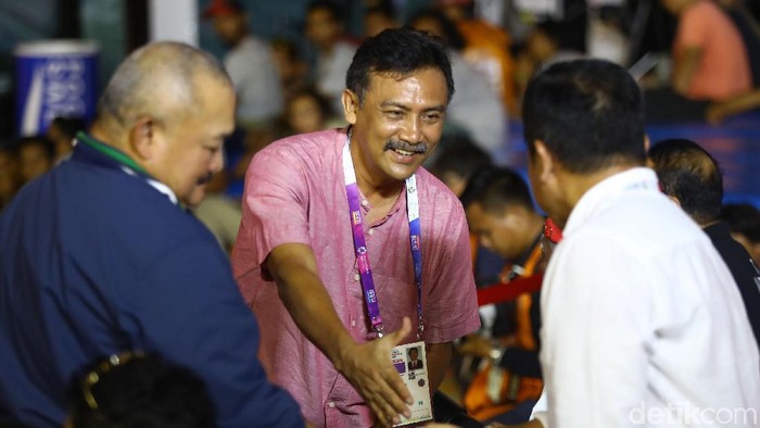 Beberapa menteri Kabinet Kerja menonton langsung cabang olahraga panjat tebing (sport climbing) nomor kecepatan putra dan putri di Palembang. Begini gaya mereka menonton ajang tersebut.