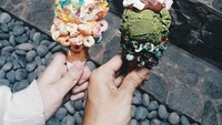 Anthony sendiri lebih memilih es krim dengan berbagai topping, dibandingkan secangkir kopi. Foto: Instagram @sinisukanthony