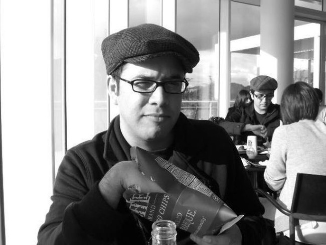 Pria ini tak sengaja bertemu kembarannya di museum. Keduanya serupa dengan topi, kacamata, dan baju warna gelapnya. Foto: istimewa