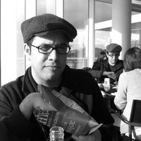 Pria ini tak sengaja bertemu kembarannya di museum. Keduanya serupa dengan topi, kacamata, dan baju warna gelapnya. Foto: istimewa