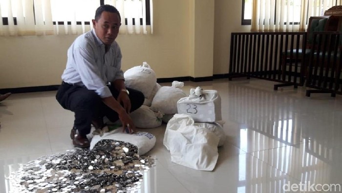 Cerai, Pria Karanganyar Bayar Mutah Rp 155 Juta Pakai Uang Receh