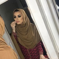 Waliyha juga kerap mencuri perhatian publik. Pasalnya, wanita cantik itu sering tampil mengenakan jilbab. Foto: Instagram/waliyha.azad