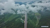 Tidak banyak wilayah lain di bumi yang memiliki jembatan tinggi seperti Provinsi Guizhou Barat yang terpencil di China. Istimewa/Xinhuanet.