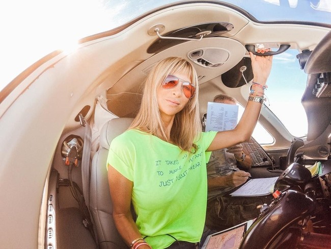 Ada alasan lain yang membuat Christiana menjadi pilot. Ia pernah diremehkan oleh mantan kekasihnya yang merupakan seorang pilot komersi.  Foto: Instagram (@blondemouse)