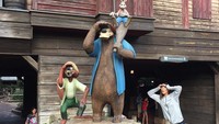 Kalau ini, gaya imut Akiko saat liburan ke Disney World. Sampai saat ini, Akiko dan pasangannya Azusa Futami masih duduk di peringkat 1 klasemen Pool A voli pantai putri beregu Asian Games 2018. Sukses, Akiko! (Instagram/@akikohaseg)