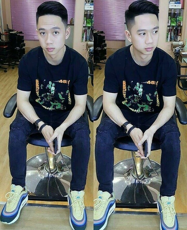 Kevin terlihat bergaya dengan sneakers yang paling dicari di 2017 yaitu Nike Air Max 1/97 Sean Wotherspoon. Sneakers yang disebut Nike sebagai sepatu pilihan kolektor ini harga jualnya bervariasi mulai dari Rp 8,5 juta sampai Rp 15 jutaan. Foto: Instagram