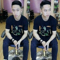 Kevin terlihat bergaya dengan sneakers yang paling dicari di 2017 yaitu Nike Air Max 1/97 Sean Wotherspoon. Sneakers yang disebut Nike sebagai sepatu pilihan kolektor ini harga jualnya bervariasi mulai dari Rp 8,5 juta sampai Rp 15 jutaan. Foto: Instagram