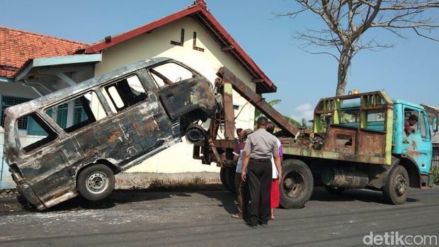 Bangkai Angkudes yang terbakar di Brebes.