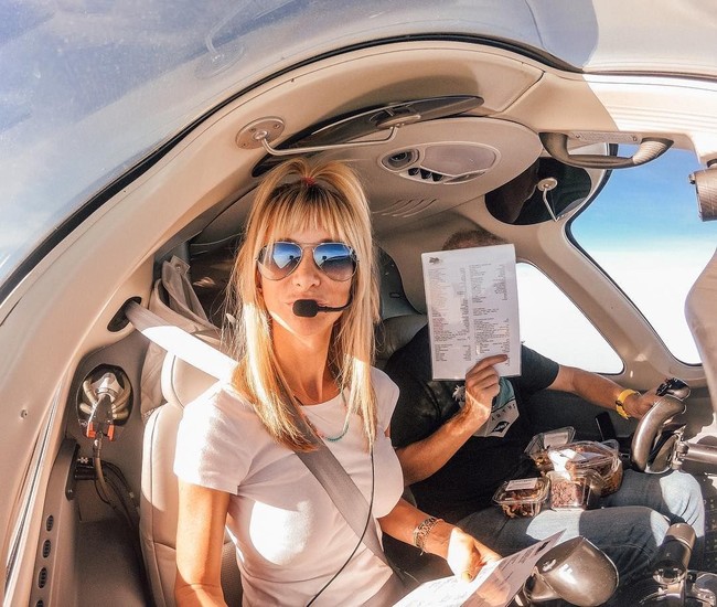 Christiana pun menjalani pendidikan pilot untuk mendapatkan lisensi PPL. Kini Christiana melakukan perjalanan ke Prancis hingga Inggris. Ia terbang seperti burung yang bebas di angkasa. Foto: Instagram