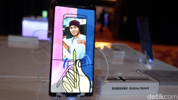 Baterainya berkapasitas 4.000 mAh dengan fast charging. Tersedia koneksi Bluetooth, jack audio, WiFi, NFC dan LTE.  Foto: detikINET/Rengga Sancaya