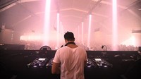 DJ asal Inggris itu memadukan suara adzan dengan musik untuk berjoget. Foto: Instagram DJ Dax J