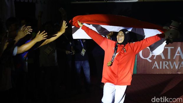Aries Susanti Rahayu berhasil meraih medali emas Asian Games 2018 di JSC Sport Climbing, Kamis (23/8/2018). Tangis bahagia mewarnai penyerahan medali untuk 'spiderwoman' Indonesia tersebut.