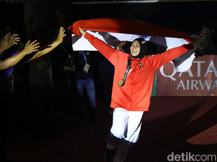 Gaya Olahraganya Aries Susanti, Anak Mantan TKI yang Raih Emas Panjat Tebing