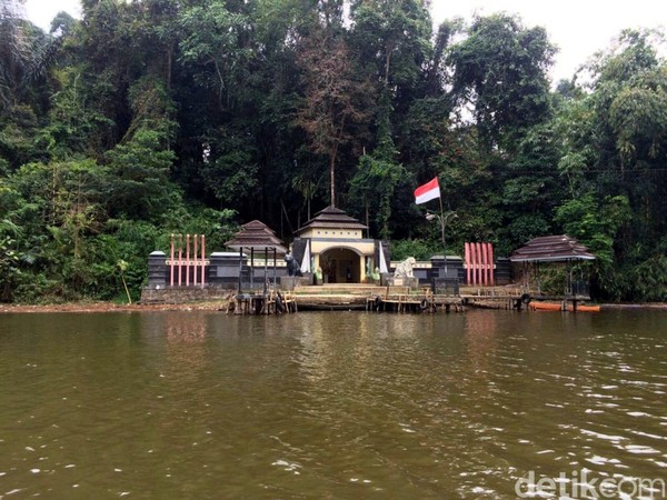Gerbang Nusa Gede dan Situ Lengkong Panjalu. Untuk bisa menuju ke sini, traveler memang harus naik jasa angkutan perahu. Nusa gede murupakan pulau yang berada di tengah-tengah Situ (danau) Lengkong. (Dadang/detikTravel) Gerbang Nusa Gede dan Situ Lengkong Panjalu. Untuk bisa menuju ke sini, traveler memang harus naik jasa angkutan perahu. Nusa gede murupakan pulau yang berada di tengah-tengah Situ (danau) Lengkong. (Dadang/detikTravel)