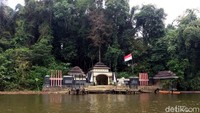 Gerbang Nusa Gede dan Situ Lengkong Panjalu. Untuk bisa menuju ke sini, traveler memang harus naik jasa angkutan perahu. Nusa gede murupakan pulau yang berada di tengah-tengah Situ (danau) Lengkong. (Dadang/detikTravel)