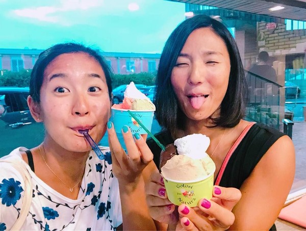 Di tengah padatnya jadwal latihan dan kompetisi, Akiko selalu meluangkan waktu buat jalan-jalan. Begini gaya Akiko bersama Azusa saat jajan gelato di Roma, Italia. (Instagram/@akikohaseg) Di tengah padatnya jadwal latihan dan kompetisi, Akiko selalu meluangkan waktu buat jalan-jalan. Begini gaya Akiko bersama Azusa saat jajan gelato di Roma, Italia. (Instagram/@akikohaseg)