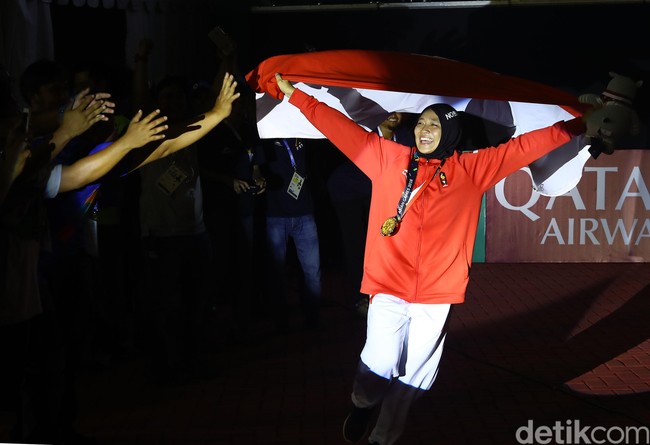 Indonesia kembali berbangga hati melihat keberhasilan atlet berhijab di gelaran Asian Games 2018. Setelah Defia Rosmaniar sumbang emas pertama untuk Indonesia, kini Aries Susanti Rahayu sumbang emas pertama khusus dari laga di Palembang. Foto: Rachman Haryanto/detikSport