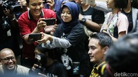 Zumi Zola jadi sasaran foto bersama.