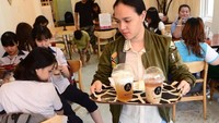 Begini suasana bersantap di kafe koi. Pengunjung harus mengarungi air untuk menuju meja atau usai membeli makanan atau minuman. Foto: Le Quan (Zing)