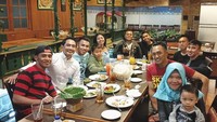 Wah, makan sajian khas sunda dengan nasi sebakul! Berdasarkan tagar yang ia tuliskan, ini merupakan teman-teman Yama Carlos dan beberapa diantaranya merupakan anggota Kopasus. Foto: Instagram yamacarlos7