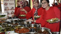 Ini wajah bahagia Bella saat mampir makan nasi jamblang di Cirebon. Wah, lauknya menggoda selera ya? Foto: Instagram bellasaphiraofficial