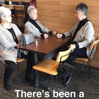 Perkumpulan tiga ibu ini memakai baju senada, yaitu nuansa abu-abu hitam. Foto: istimewa