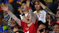 Suporter Indonesia terus memberikan semangat kepada tim bulutangkis beregu putra Indonesia.