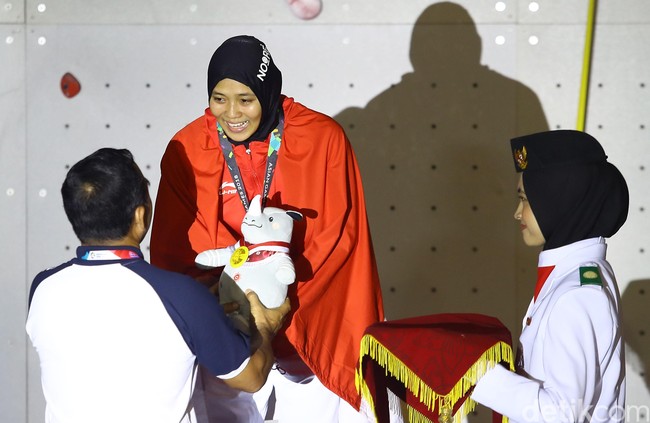 Selain Defia, sosok yang mencuri atensi adalah Aries Susanti. Atlet panjat tebing ini tak hanya menjuarai kategori speed putri, tapi juga kembali menyumbang emas untuk kategori beregu putri. Foto: Rachman Haryanto/detikSport