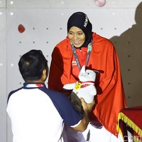 Selain Defia, sosok yang mencuri atensi adalah Aries Susanti. Atlet panjat tebing ini tak hanya menjuarai kategori speed putri, tapi juga kembali menyumbang emas untuk kategori beregu putri. Foto: Rachman Haryanto/detikSport